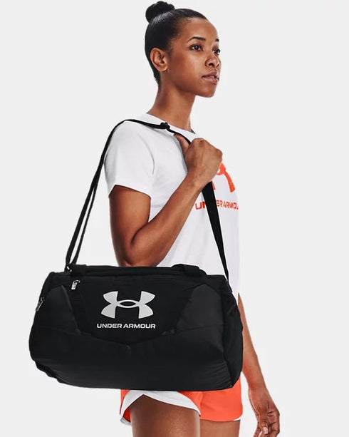 Under Armour Undeniable 5.0 Duffle - תיק אימון בצבע שחור לנסיעה וספורט